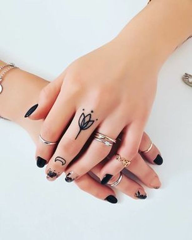 Είκοσι υπέροχα μικροσκοπικά τατουάζ για τα δάχτυλα του χεριού