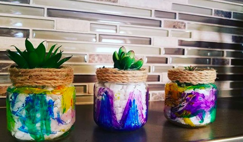 Είκοσι έξυπνες ιδέες για να αξιοποιήσετε τα άδεια βαζάκια από τις παιδικές τροφές