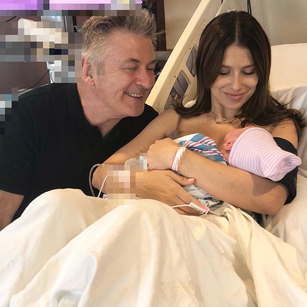 Hilaria και Alec Baldwin: Στο σπίτι με το μωρό και τα άλλα παιδιά τους (pics)