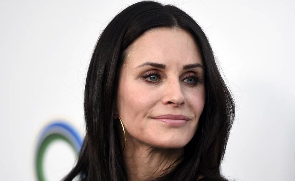 Courtney Cox «Πέρασα πολύ δύσκολες ώρες. Όχι μόλις γέννησα την κόρη μου, αλλά όταν εκείνη έγινε 6 μηνών. Δεν μπορούσα να κοιμηθώ», εκμυστηρεύεται η διάσημη ηθοποιός σε συνέντευξή της. « Είχα ταχυκαρδίες και πολύ άγχος. Ήμουν πολύ καταθλιμμένη. Όταν πήγα σ
