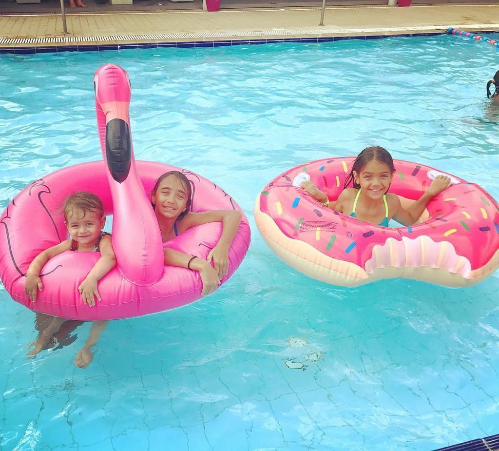 Κι όμως αυτή η κούκλα είναι κόρη γνωστού Έλληνα τραγουδιστή (pics)