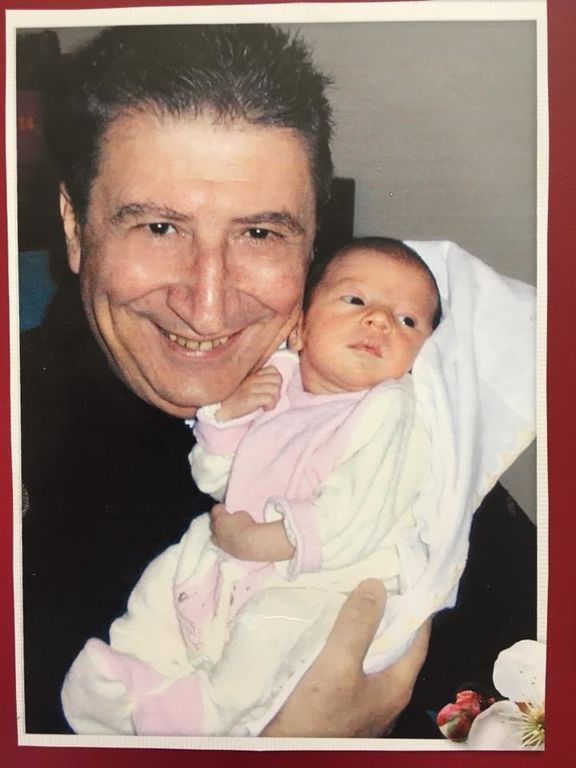 Sunny Μπαλτζή: Το συγκινητικό «αντίο» στον παππού της κόρη της, Χάρρυ Κλυνν 