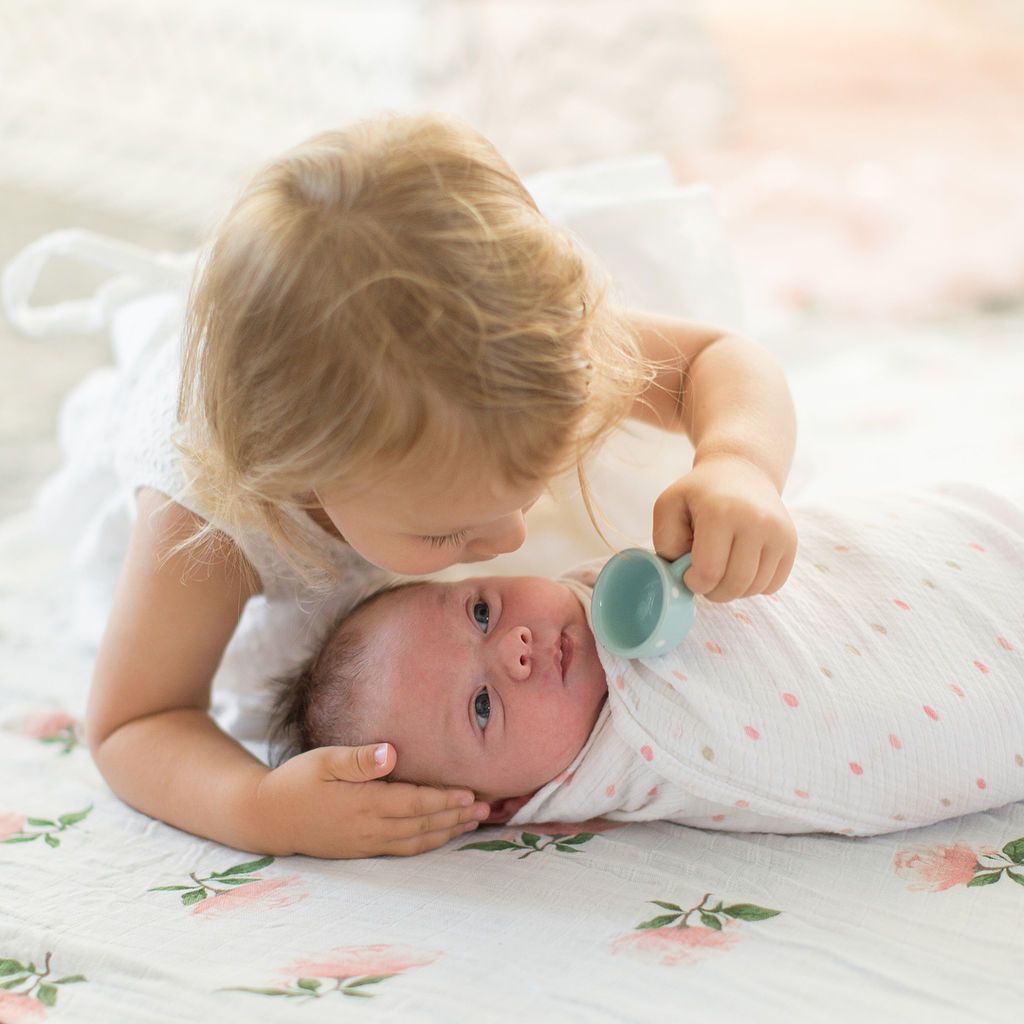 Έκανε photobomb στη φωτογράφηση της αδερφούλας της κερνώντας τη... τσάι (pics)