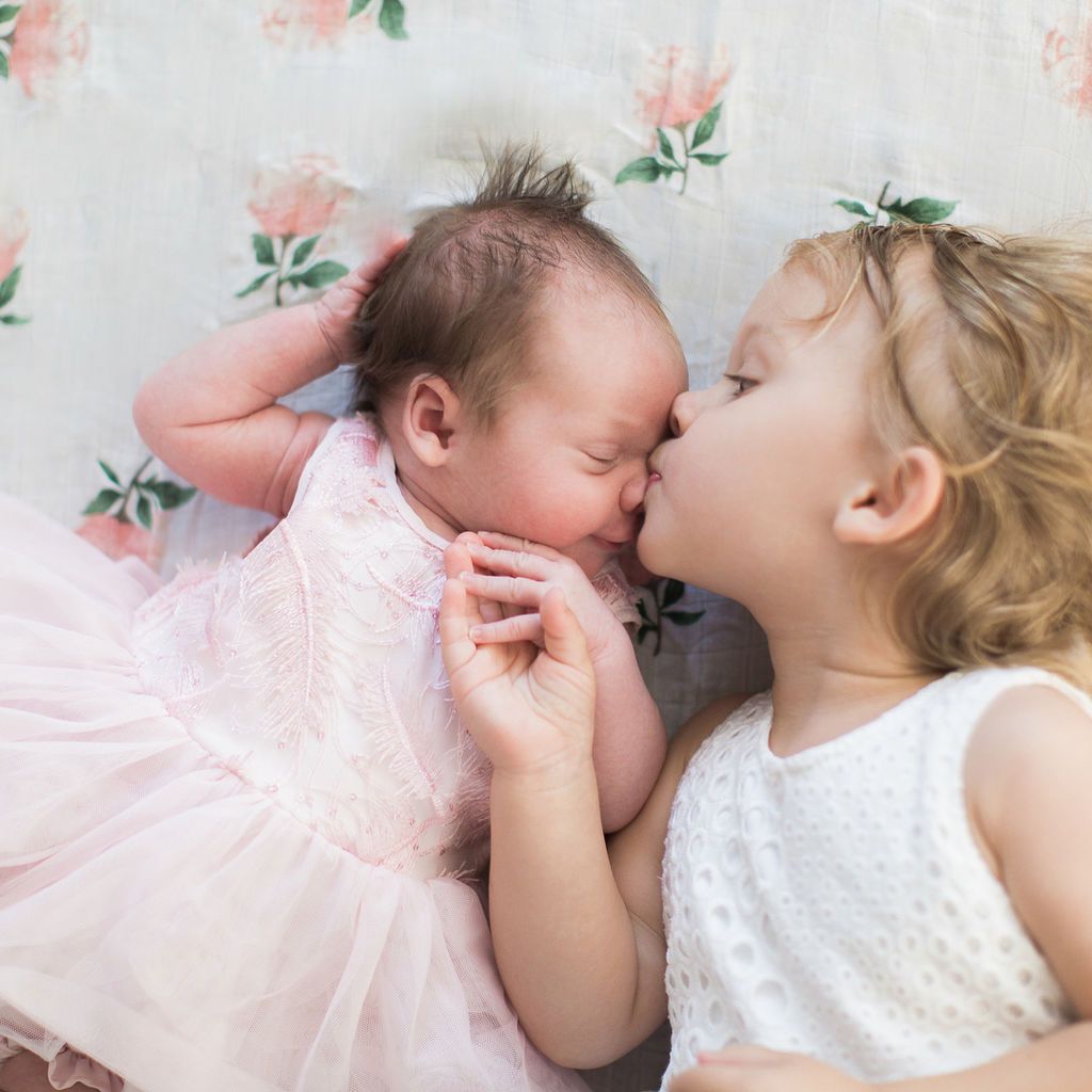 Έκανε photobomb στη φωτογράφηση της αδερφούλας της κερνώντας τη... τσάι (pics)