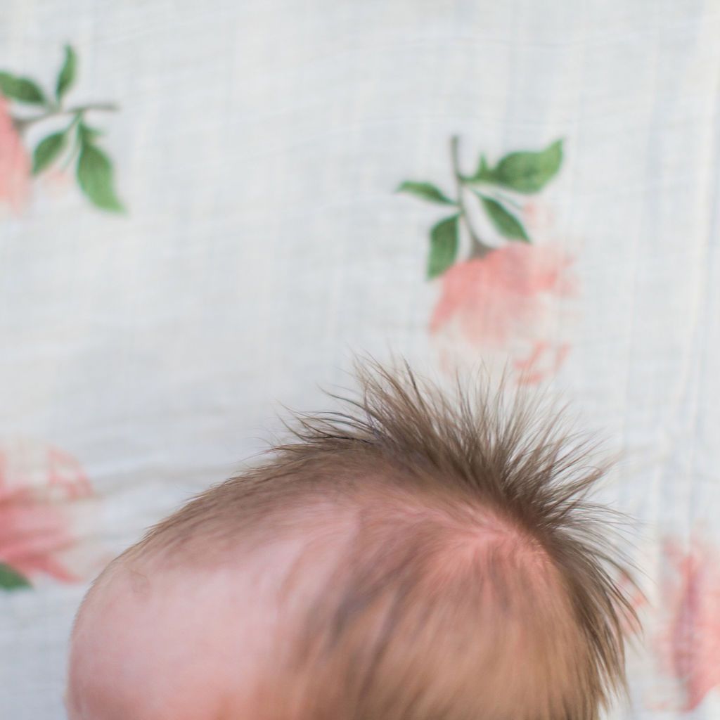 Έκανε photobomb στη φωτογράφηση της αδερφούλας της κερνώντας τη... τσάι (pics)