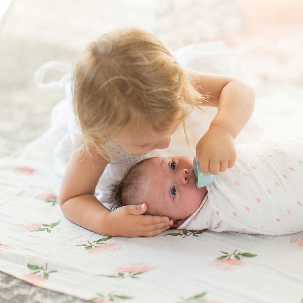 Έκανε photobomb στη φωτογράφηση της αδερφούλας της κερνώντας τη... τσάι (pics)