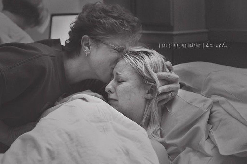 Γυναίκες γεννούν με τη βοήθεια της μαμάς τους - Είκοσι υπέροχες φωτογραφίες (pics)