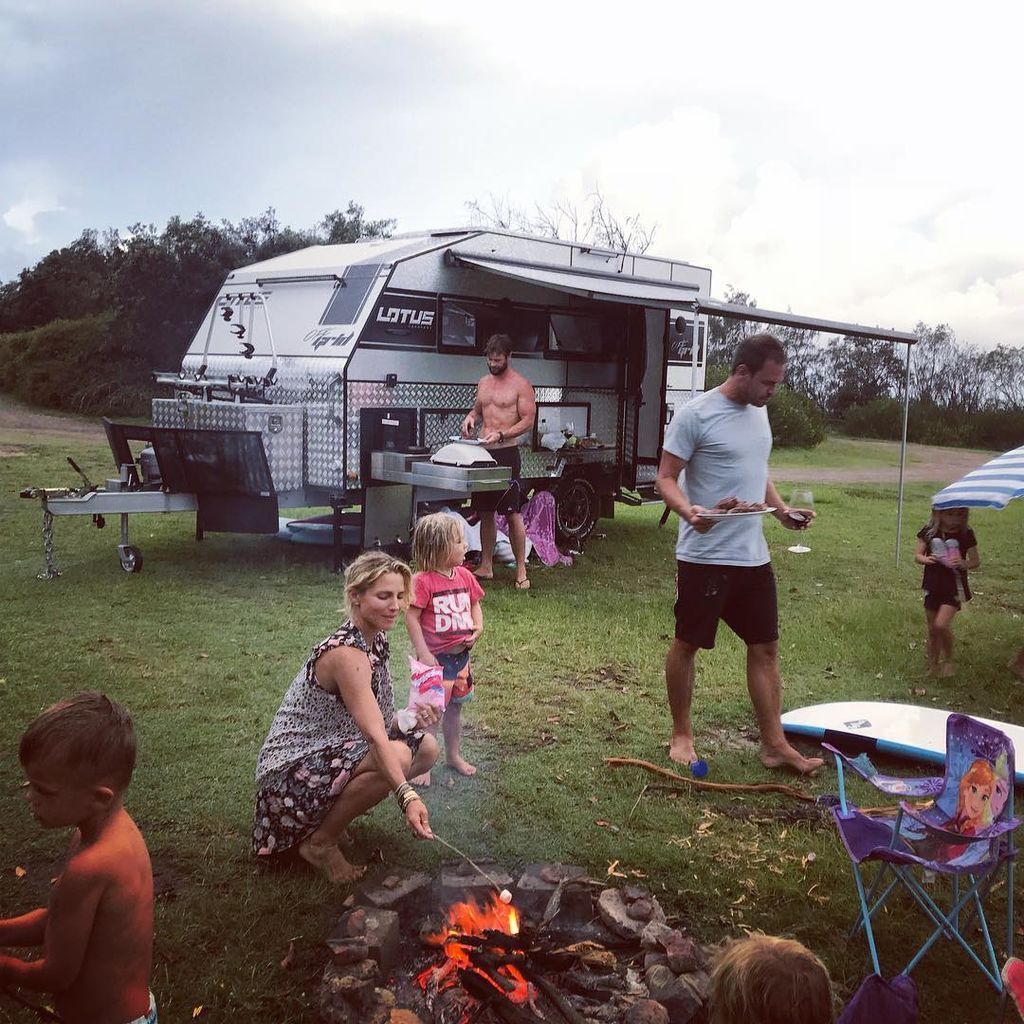 Γνωστός ηθοποιός κλέβει την παράσταση χορεύοντας με τα παιδιά του στο σαλόνι 