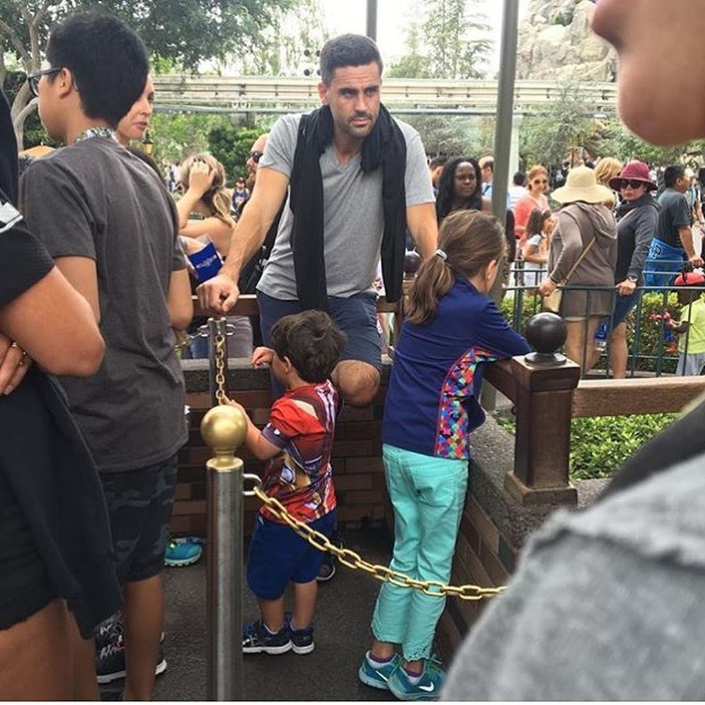 Οι Dilf της Disneyland είναι ο νέος λογαριασμός στο Instagram που θα αρχίσετε να ακολουθείτε (pics)