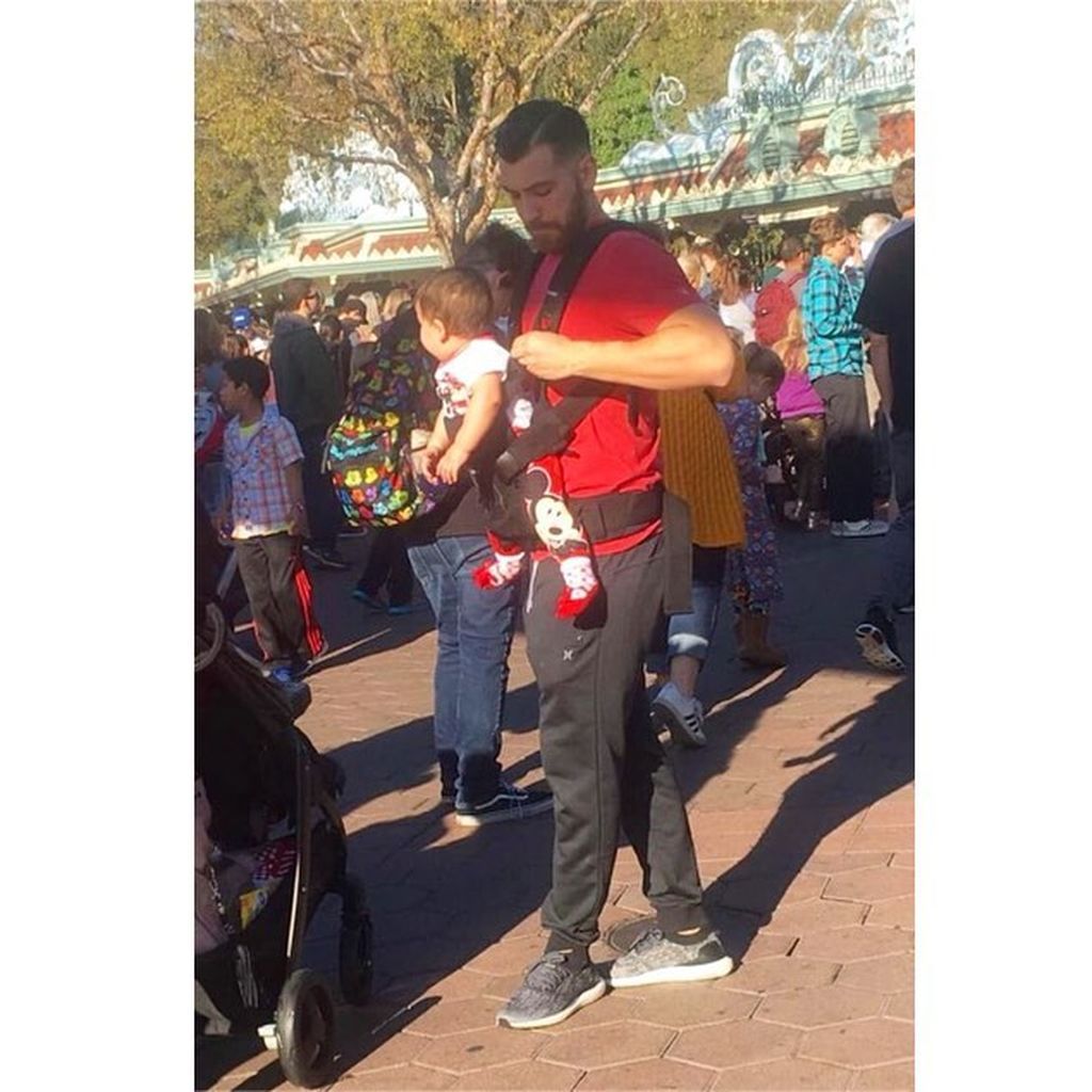 Οι Dilf της Disneyland είναι ο νέος λογαριασμός στο Instagram που θα αρχίσετε να ακολουθείτε (pics)