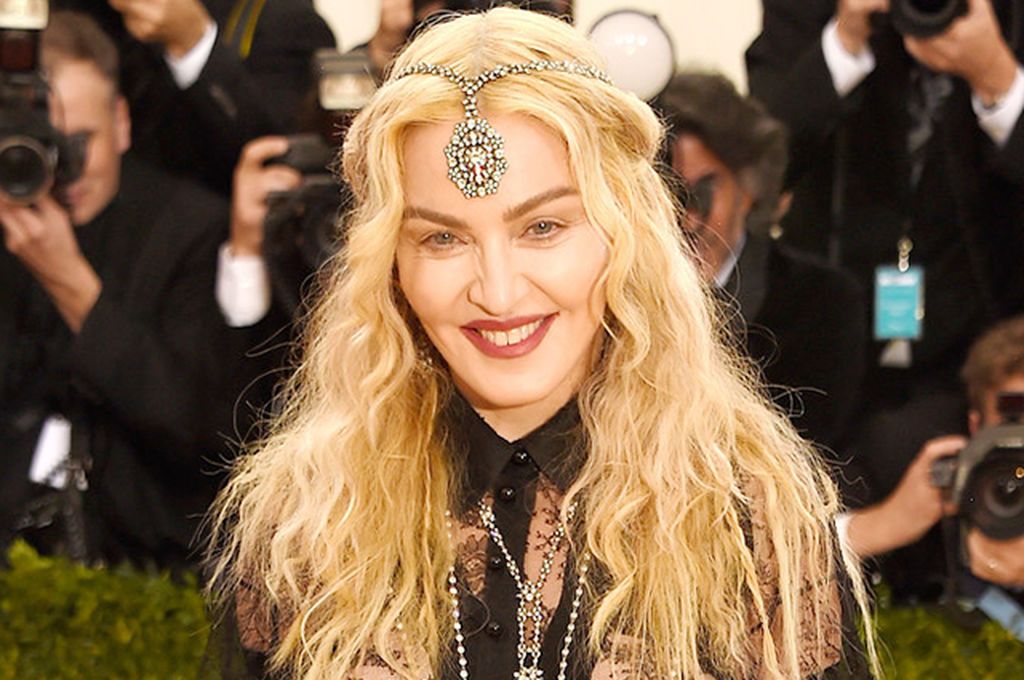 Madonna
Κάκιστες είναι και οι σχέσεις της «Βασίλισσας της Ποπ» με τον αδελφό της, ο οποίος στις αρχές της καριέρας της ήταν το δεξί της χέρι. Μάλιστα, εκείνος έγραψε κι ένα βιβλίο πως είναι η ζωή με την αδελφή του, όπου την «έθαβε» κανονικά, κόβοντας κάθ
