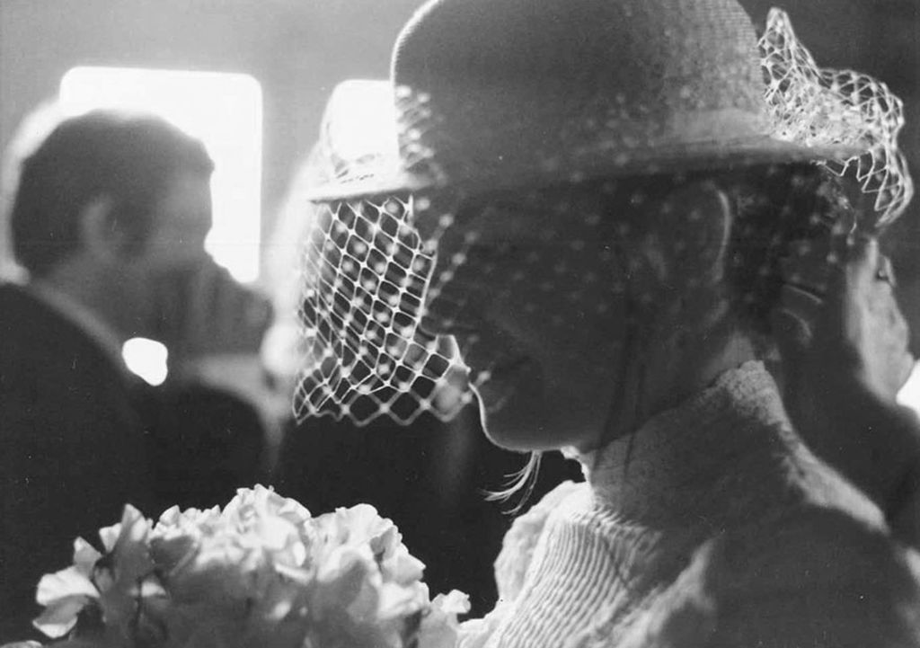 Φωτογραφήθηκε με το νυφικό που φόρεσε η μητέρα της πριν από 40 χρόνια και ιδού το αποτέλεσμα (pics)