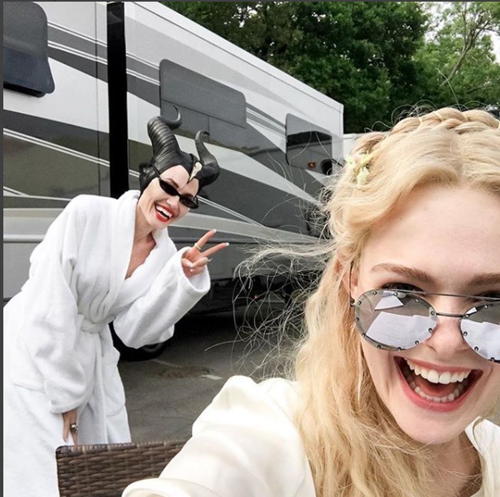 Angelina Jolie: Το ντεμπούτο της στα social media συνοδεύτηκε με το απόλυτο Photobomb