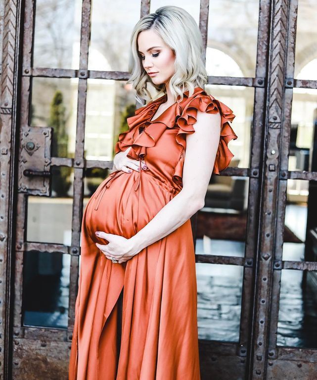 Ποζάρει με μαγιό στην 36η εβδομάδα της εγκυμοσύνης της και τρελαίνει το Instagram