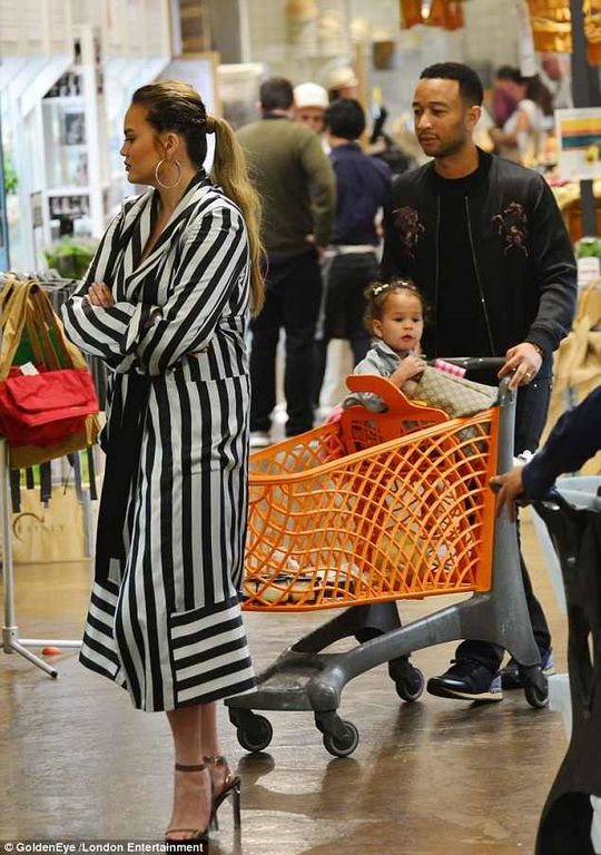 Δύο εβδομάδες μετά τη γέννα έκανε αυτή την δημόσια εμφάνιση (pics)