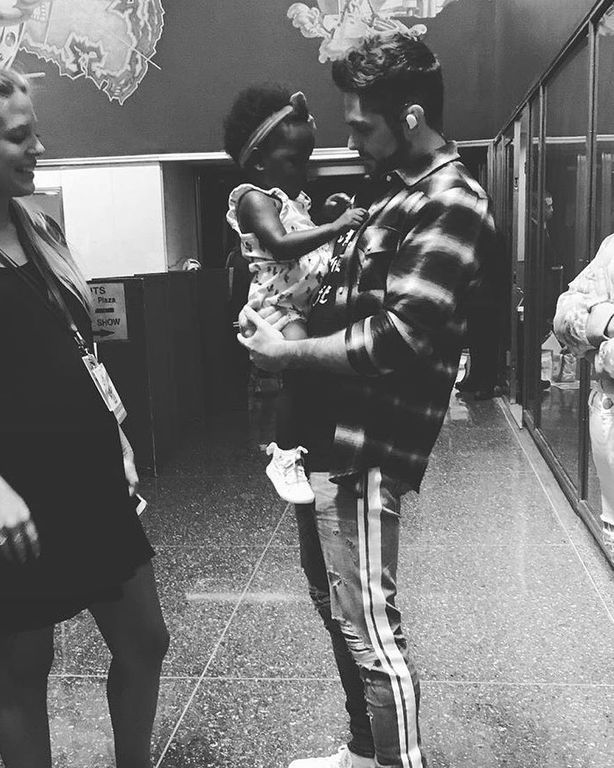 Το φωτογραφικό άλμπουμ την οικογένειας του γνωστού τραγουδιστή μας έκανε να λιώσουμε