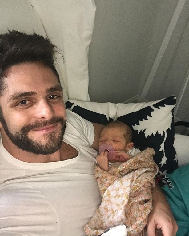 Το φωτογραφικό άλμπουμ την οικογένειας του γνωστού τραγουδιστή μας έκανε να λιώσουμε