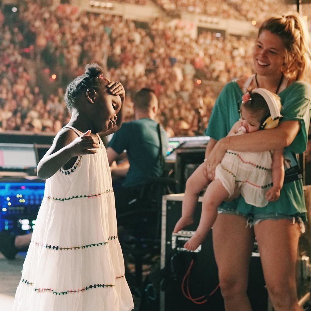 Το φωτογραφικό άλμπουμ την οικογένειας του γνωστού τραγουδιστή μας έκανε να λιώσουμε