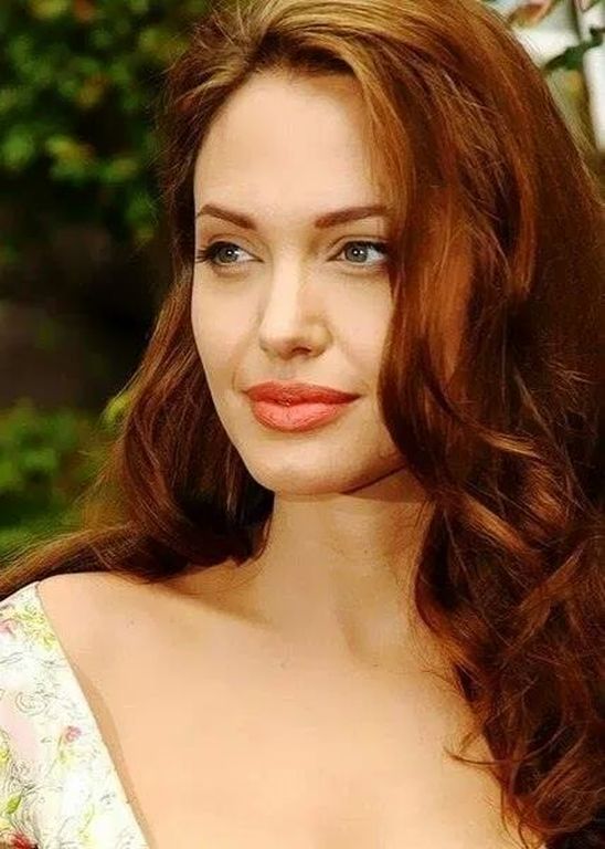 Η Angelina Jolie έκλεισε τα 43 της και θυμόμαστε τις μεγάλες αλλαγές της, μέσα στα χρόνια