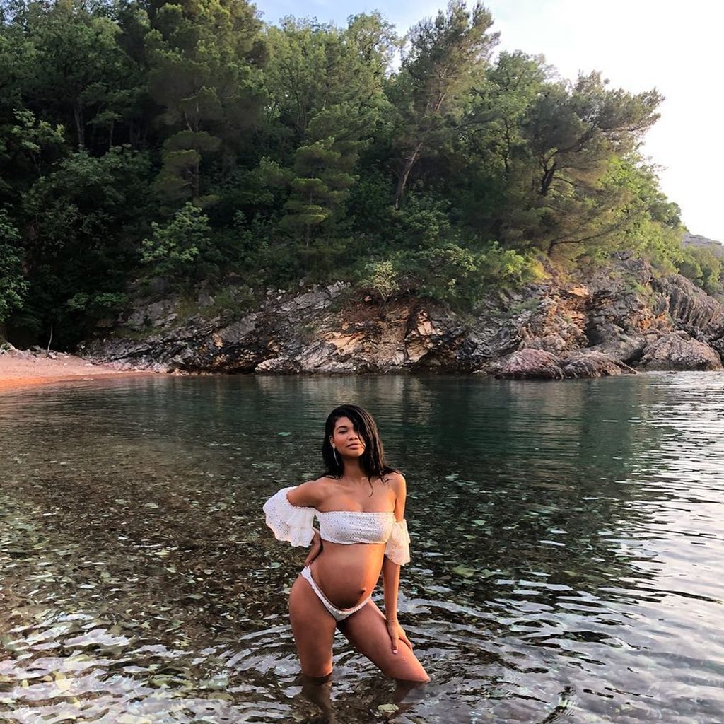 Θα γίνει μαμά για πρώτη φορά και ποζάρει με μπικίνι απολαμβάνοντας τις διακοπές της