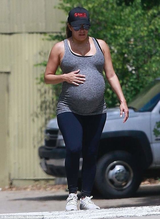 Οι μέρες περνούν κι ακόμα να γεννήσει - Μήπως αυτή είναι η τελευταία της βόλτα πριν τον τοκετό; 