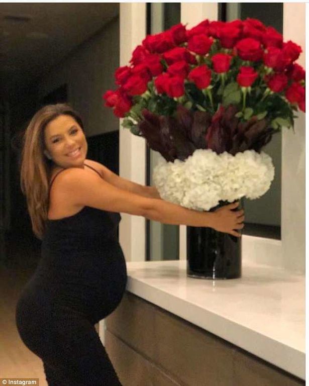 Οι μέρες περνούν κι ακόμα να γεννήσει - Μήπως αυτή είναι η τελευταία της βόλτα πριν τον τοκετό; 