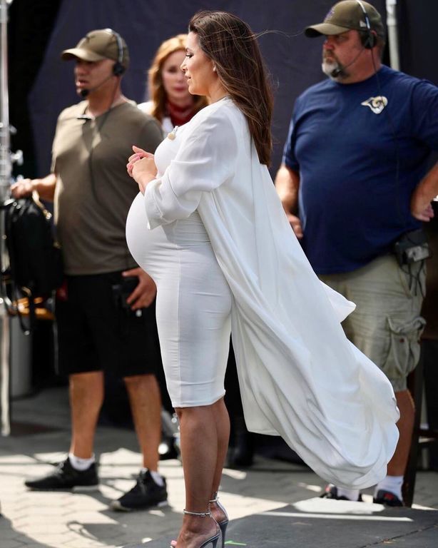 Οι μέρες περνούν κι ακόμα να γεννήσει - Μήπως αυτή είναι η τελευταία της βόλτα πριν τον τοκετό; 