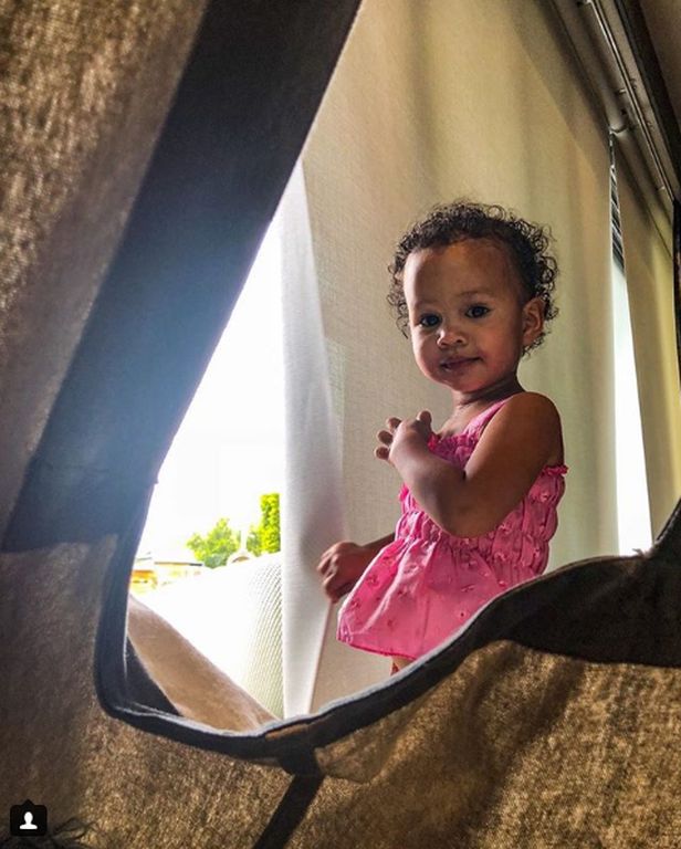 Chrissy Teigen: Δείτε γιατί ξεχωρίζουν οι φωτογραφίες με τα παιδιά της στο Instagram