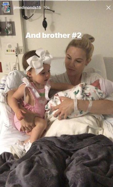 Γνωστή ηθοποιός γέννησε δίδυμα και αυτές είναι οι πρώτες φωτογραφίες των μωρών (pics)