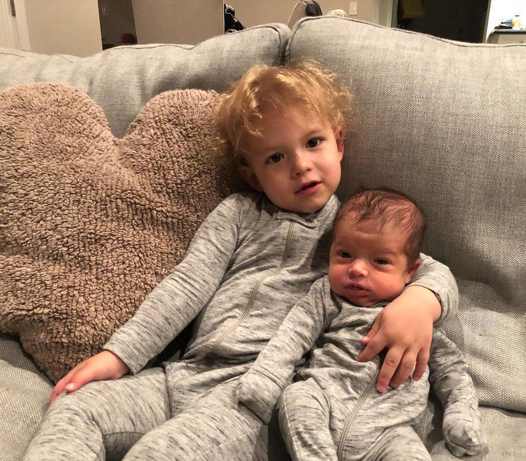 Φωτογραφίζει τον γιο της μετά το βραδινό του μπανάκι και λιώνει το Instagram