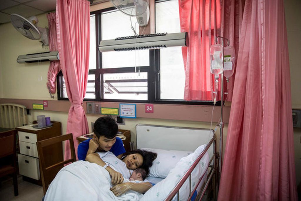 Συγκινητικές φωτογραφίες μπαμπάδων απ’ όλο τον κόσμο, όταν αντικρίζουν για πρώτη φορά τα μωρά τους