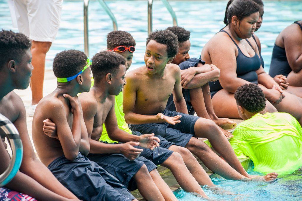 Πηγαίνετε σε μια πισίνα με φίλους του