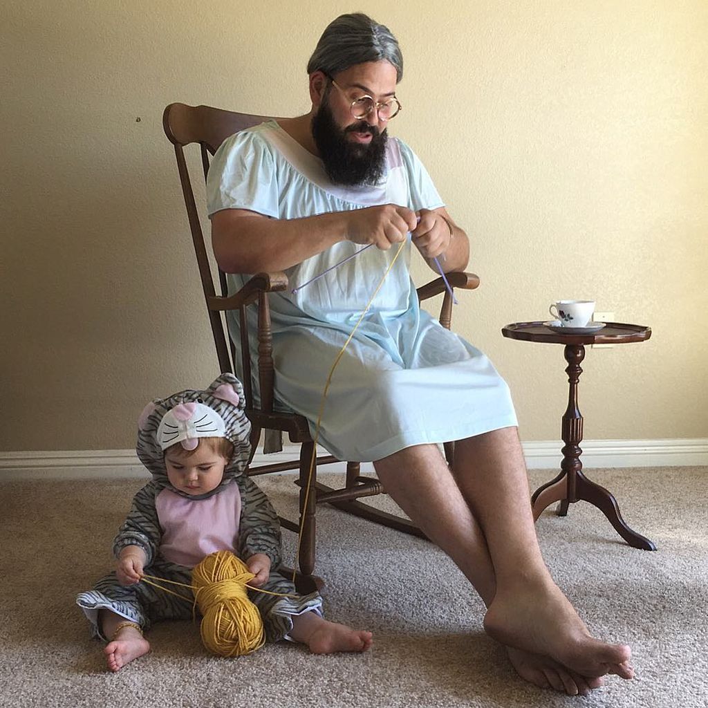  Γνωρίστε τον πιο αστείο μπαμπά με την κόρη του, που κάνουν θραύση στο Instagram με τις πόζες τους