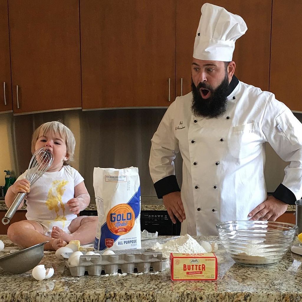  Γνωρίστε τον πιο αστείο μπαμπά με την κόρη του, που κάνουν θραύση στο Instagram με τις πόζες τους