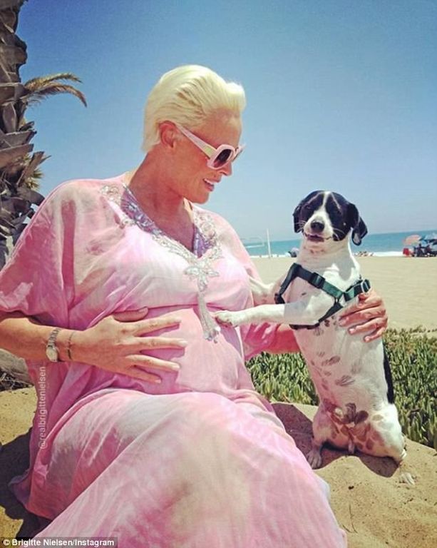 Η 54η χρονη ηθοποιός ποζάρει με φουσκωμένη κοιλίτσα έχοντας στο πλευρό της το σύζυγό της (pics)