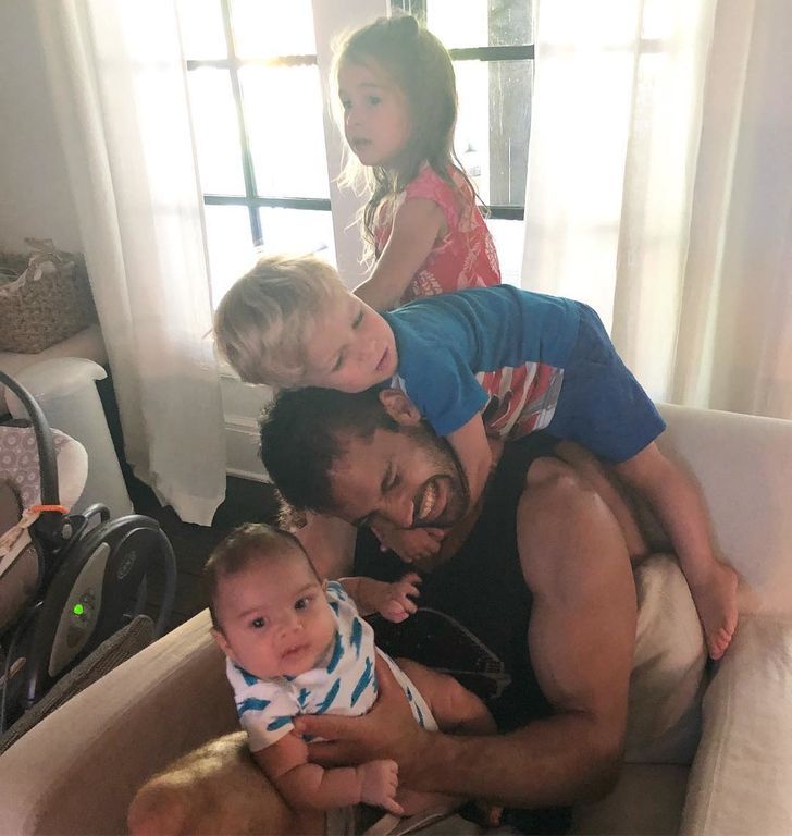 Πρωινές αγκαλιές με τον 2 μηνών γιο της (pics)