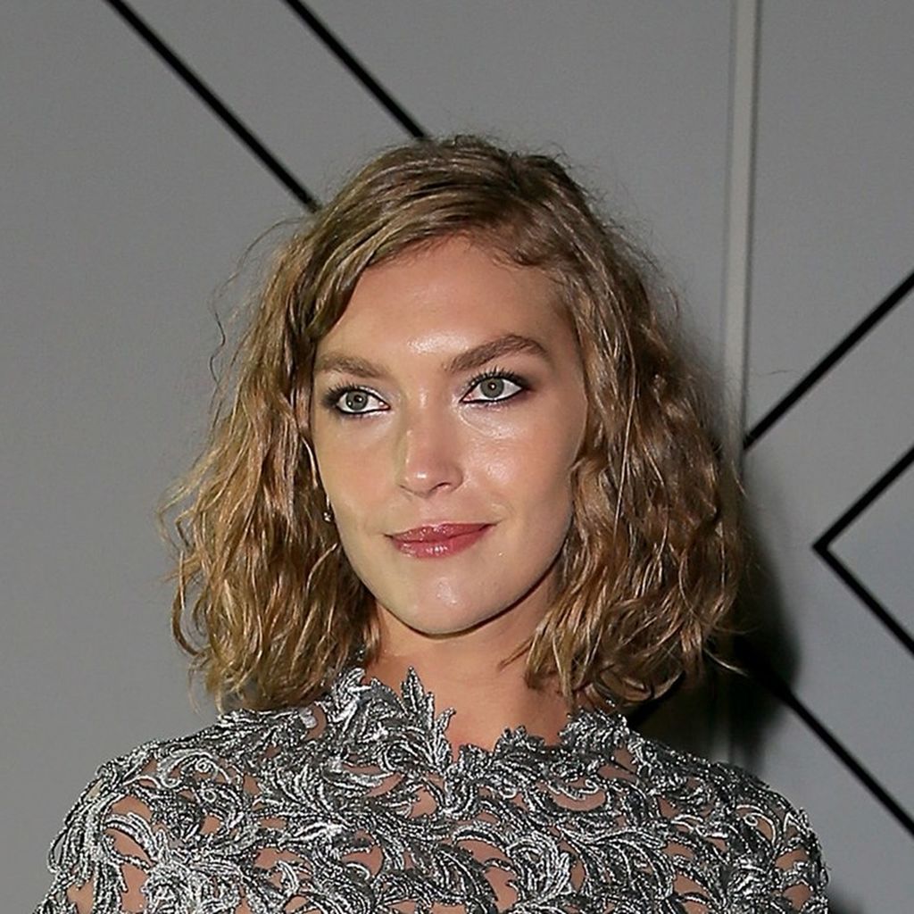 Είκοσι μοντέρνα κουρέματα και χτενίσματα για σγουρά μαλλιά (pics)