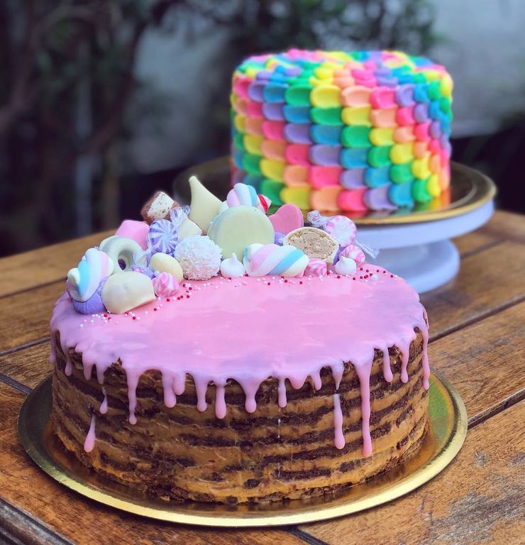 Κέικ ουράνιο τόξο: Η συνταγή της επιτυχίας και 30 ιδέες να το διακοσμήσετε