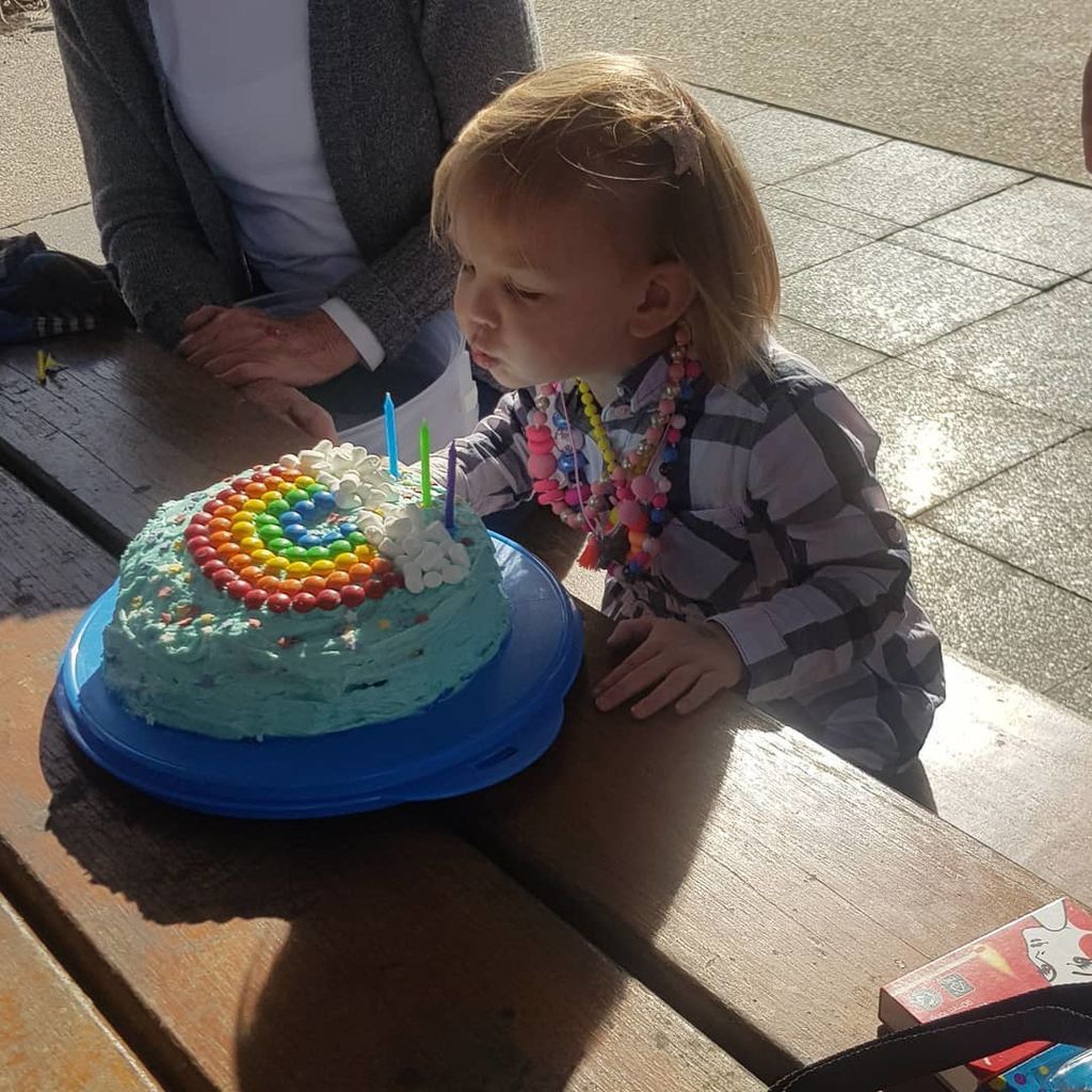 Κέικ ουράνιο τόξο: Η συνταγή της επιτυχίας και 30 ιδέες να το διακοσμήσετε