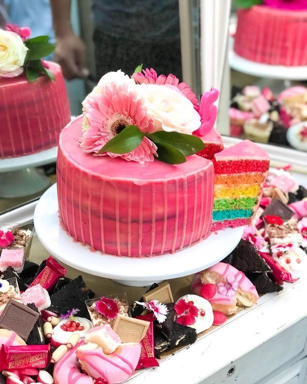 Κέικ ουράνιο τόξο: Η συνταγή της επιτυχίας και 30 ιδέες να το διακοσμήσετε