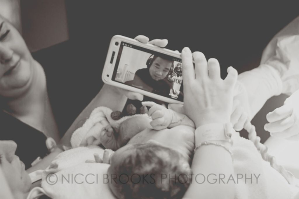 Θα σας συγκινήσουν! Μαγικές φωτογραφίες μπαμπάδων την ώρα που γεννιούνται τα παιδιά τους