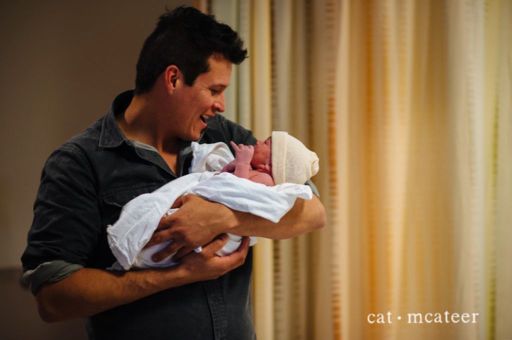 Θα σας συγκινήσουν! Μαγικές φωτογραφίες μπαμπάδων την ώρα που γεννιούνται τα παιδιά τους