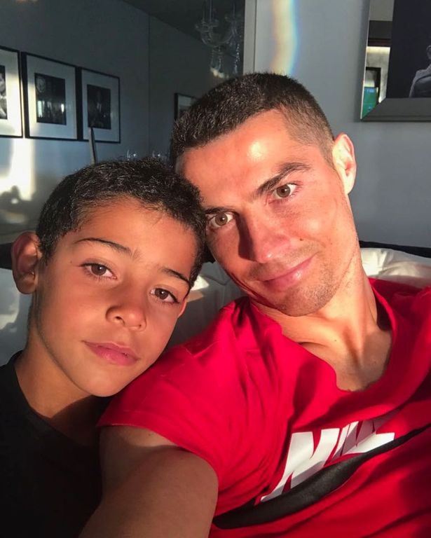 Ο Cristiano Ronaldo, από τη Ρωσία που βρίσκεται για το Μουντιάλ, ανέβασε μία φωτογραφία με το μεγαλύτερο γιο του