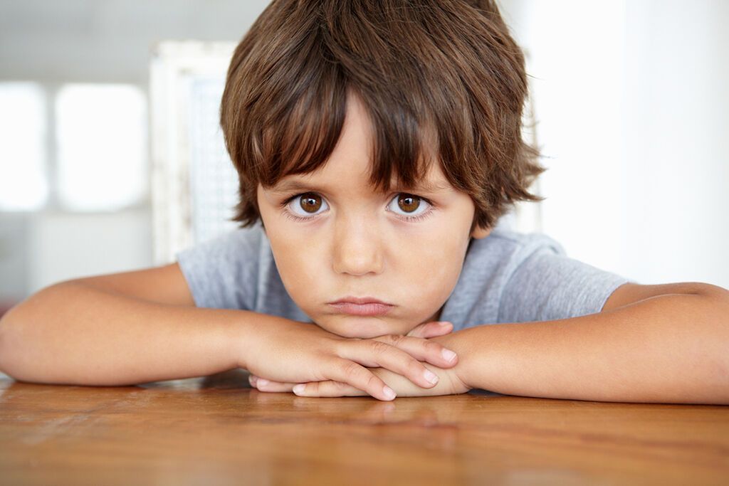 Χάνει την αυτοεκτίμηση του. Εφόσον, του φωνάζετε είτε για τα μαθήματα, είτε για κάποια προσπάθειά του και δεν τα καταφέρνει, είτε για κάτι που κάνει, αισθάνεται χαζό, αδύναμο, άχρηστο. Κι αυτά τα συναισθήματα μειώνουν την αυτοεκτίμησή του.