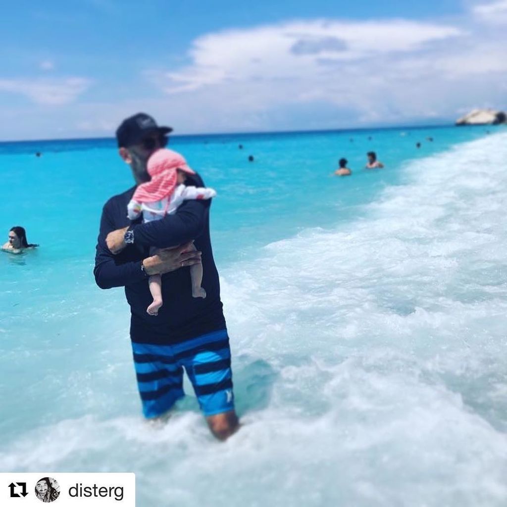 Ελληνίδα ηθοποιός θηλάζει την 5 μηνών κορούλα της