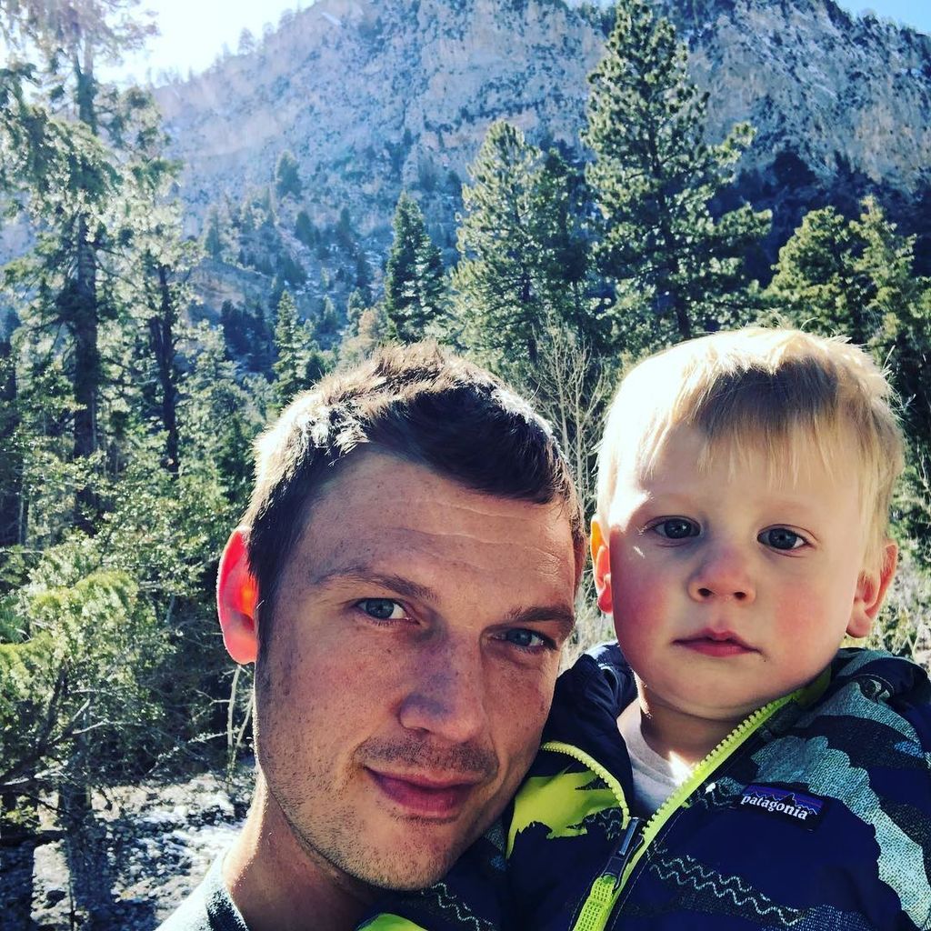 Στη μπανιέρα με τον γιο του γνωστός τραγουδιστής (pic)