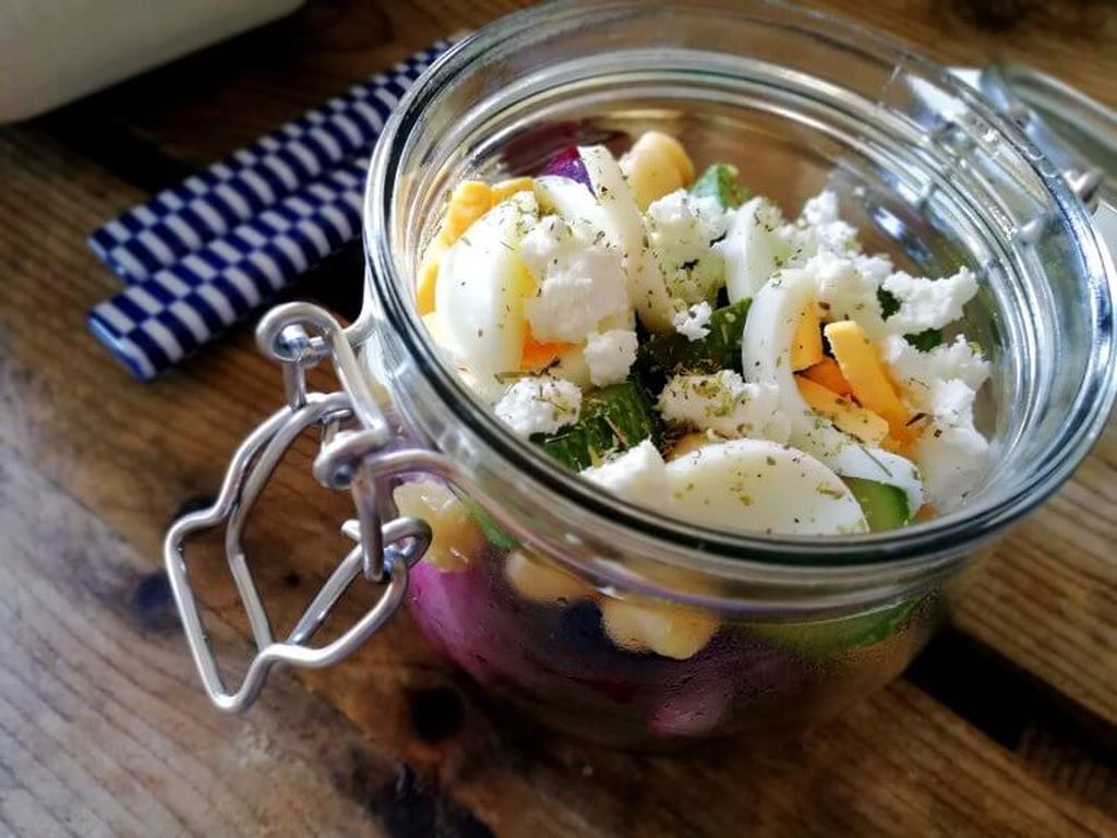 Καλοκαιρινή σαλάτα με παντζάρια, κολοκυθάκια κι ανθότυρο