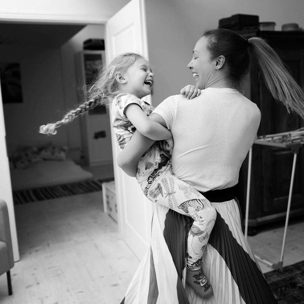 Γνωστή ηθοποιός στον ηλεκτρικό μαζί με την κόρη της (pics)