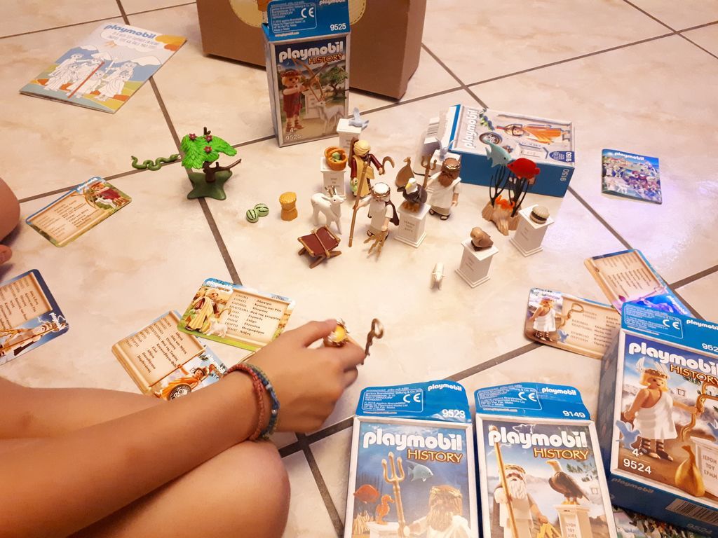 Έξι θεοί, κατέβηκαν από τον Όλυμπο και έφτασαν στα χέρια μας