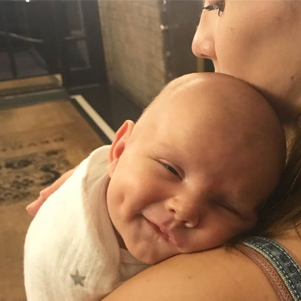 Φωτογραφίζει τον 5 εβδομάδων γιο της (pics)